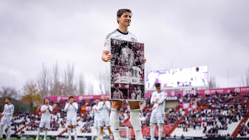 Riki, homenajeado por sus 150 partidos.