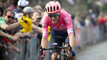 Alberto Bettiol rueda en solitario durante el Tour de Flandes.