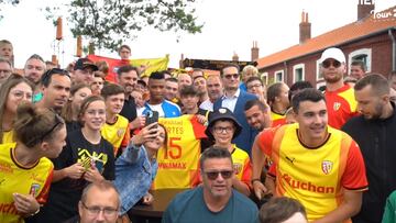 Los hinchas de RC Lens le dieron la bienvenida a Óscar Cortés.