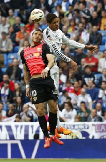 Raphael Varane y Tomer Hemed.