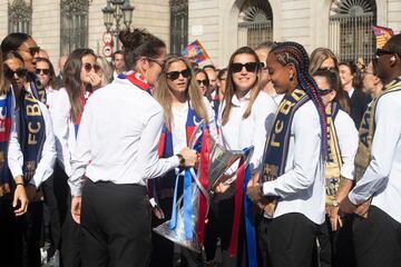 Las campeonas de Europa ofrecen su triunfo en la Generalitat de Catalunya junto al presidente del Barcelona, Joan Laporta.