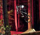 ‘Contra’, Brandon Semenuk en un bosque iluminado