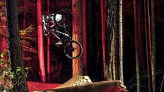 ‘Contra’, Brandon Semenuk en un bosque iluminado