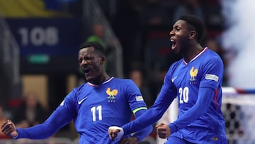 Mouhoudine y Touré celebran un gol de Francia ante Ucrania.