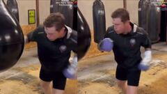 Canelo se prepara en el gimnasio para la pelea contra Jermall Charlo en septiembre