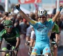 Andrea Guardini, Astana, gana el esprint y es el primer líder