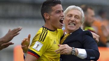 En Colombia sí quieren a James. Pekerman le abrazó tras el 2-0 ante Venezuela.