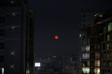 La superluna en Daca, la capital de Bangladés.