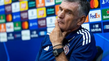 GRAFCAT3719. BARCELONA (ESPAÑA), 20/10/2025.- El técnico del Olympiacos FC, José Luis Mendilibar, durante la rueda de prensa que ha ofrecido en el estadio Olímpico Lluis Companys, en Montjuic momentos antes del entrenamiento que realizarán, para preparar el partido correspondiente a la tercera jornada de la fase liga de la Liga de Campeones, que disputarán mañana en dicho Estadio. EFE/ Alejandro García