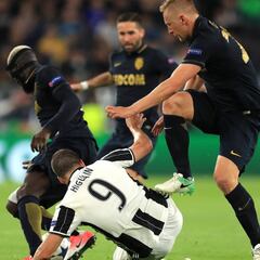 Terrible pisotón de Glik en la rodilla de Higuaín