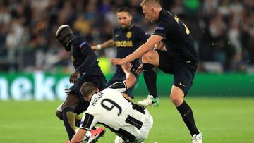 Momento en el que Glik pisa la rodilla de Higuaín.