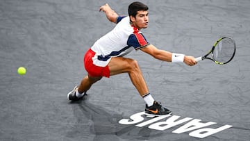 Carlos Alcaraz devuelve una bola durante su partido ante Hugo Gaston en el Masters 1.000 de Par&iacute;s.