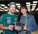 Aitana Ocaña da una sorpresa a Fernando Alonso durante el GP de México