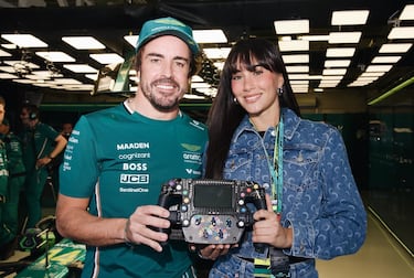 Fernando Alonso y Aitana Ocaña posan en el box de Alpine durante el Gran Premio de México de Fórmula 1.
