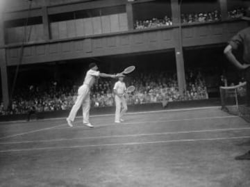 René Lacoste y Jean Borotra durante un partido de dobles en el torneo de Wimbledon el 29 de junio de 1928. Tras retirarse, formó parte del equipo de Francia de la Copa Davis como capitán entre 1931 y 1933.