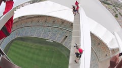 ¡Se tira desde lo más alto en un estadio del Mundial de Sudáfrica!