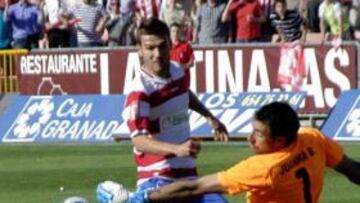 <b>CASI EN SEGUNDA. </b>Juanma sale a tapar una ocasión del Granada, que tiene muy cerca el ansiado ascenso.