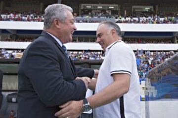 Los técnicos se saludaron previo al encuentro.