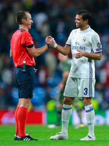 MADRID, SPAIN - OCTOBER 18:  Pepe of Real Madrid shakes hands with a match official after the UEFA Champions League Group F match between Real Madrid CF and Legia Warszawa at Bernabeu on October 18, 2016 in Madrid, Spain.  (Photo by Gonzalo Arroyo Moreno/