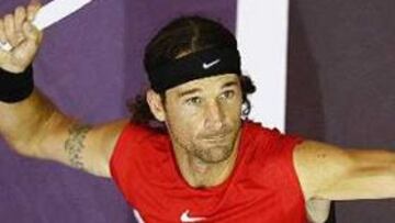 <B>LE FALTA RODAJE.</B> Carlos Moyá acusó la falta de partidos y notó la falta de ritmo en todo el encuentro.