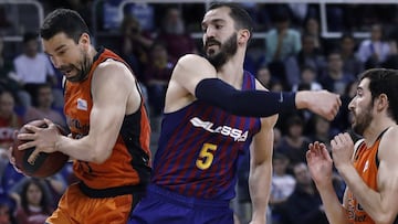 GRAF8293. BARCELONA, 10/05/2019.- El jugador del Valencia Basket Rafa Mart&iacute;nez (i) juega una pelota ante Pau Rivas (c), del Barcelona Lassa, durante el partido de la Liga ACB de baloncesto disputado esta noche en el Palau Blaugrana, en Barcelona. EFE/Andreu Dalmau