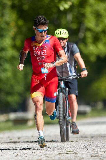 Gómez Noya consiguió la medalla de oro en el Campeonato Mundial de Triatlón de Larga Distancia de 2019 disputado en Pontevedra, España (en la foto). Además, tiene una plata en el Campeonato Mundial de Triatlón de Velocidad de 2011.