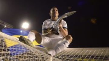 Tévez celebra el título conquistado por Boca en la Bombonera.