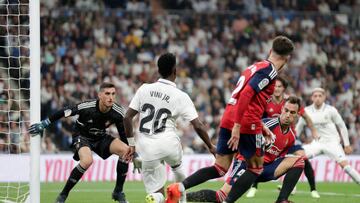 MADRID, SPAIN - OCTOBER 2: (L-R) Sergio Herrera of CA Osasuna, Vinicius Junior of Real Madrid, Unai Garcia of CA Osasuna during the La Liga Santander match between Real Madrid v Osasuna at the Estadio Santiago Bernabeu on October 2, 2022 in Madrid Spain (Photo by David S. Bustamante/Soccrates/Getty Images)