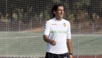 El polivalente centrocampista Miguel Ángel Angulo se desvinculó hoy del Valencia tras haber militado en el club ''ché'' durante las 12 últimas temporadas para firmar hoy un contrato por una temporada con el Sporting de Lisboa