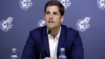 Robert Moreno posa con su equipo tras la comparecencia de prensa tras su anuncio como nuevo seleccionador.