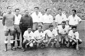 Segunda equipación de la temporada 1955/56 totalmente blanca. El conjunto madrileño vistió de este color por segunda vez en su historia tras la de 1928/29.