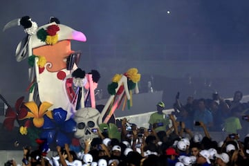 A las 8 de la noche comenzó la clausura de las justas que estuvo marcada por tres aspectos. La entrega de la próxima edición de los Juegos a Panamá que será la próxima sede, la muestra del Carnaval de Barranquilla y el concierto de Silvestre Dangond.