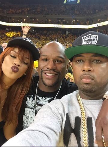 Mayweather es conocido por sus amistades con famosos: Rihanna, Justin Bieber, Kanye West, Jamie Foxx, Ruby Rose, Lil Wayne, Beyonce.