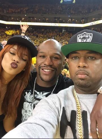 Mayweather es conocido por sus amistades con famosos: Rihanna, Justin Bieber, Kanye West, Jamie Foxx, Ruby Rose, Lil Wayne, Beyonce. 