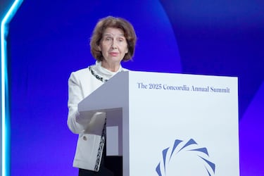 Forma de gobierno: República parlamentaria | Silianovska-Davkova es una abogada, profesora y política del partido Organización Revolucionaria Interna de Macedonia - Partido Democrático para la Unidad Nacional Macedonia de ideología de centroderecha a derecha con facciones de extrema derecha. Ejerce desde el 12 de mayo de 2024, es la primera mujer en el cargo y la sexta persona en gobernar el país. 