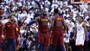 El ‘Rey’ anotó 26 puntos, incluyendo la canasta que mandó el partido a la prórroga para liderar a Cleveland a la victoria 113-112 en Toronto.