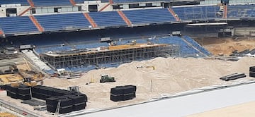 Las obras de acondicionamiento del terreno de juego del estadio Santiago Bernabéu a pocos días días de su estreno.