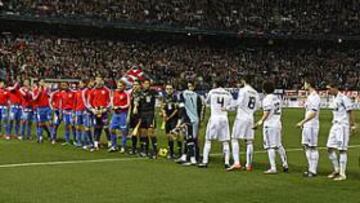 <b>TERCER ENFRENTAMIENTO . </b>Los dos equipos formados, junto al trío arbitral, al principio del partido.