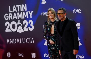 Antonio Banderas y Nicole Kimpel posando en la alfombra roja de los Premios Grammy Latino.