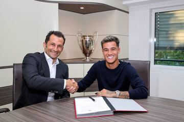 El centrocampista brasileño del Barcelona ha llegado cedido (con opción a compra) al equipo alemán por 8,5 M€. También se harán cargo de su ficha. En la foto, Coutinho y el director deportivo del Bayern, Hasan Salihamidzic. 