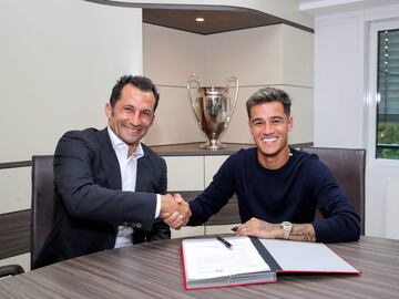 El centrocampista brasileño del Barcelona ha llegado cedido (con opción a compra) al equipo alemán por 8,5 M€. También se harán cargo de su ficha. En la foto, Coutinho y el director deportivo del Bayern, Hasan Salihamidzic. 