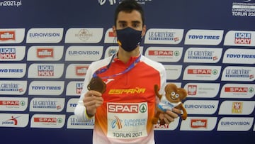 Jes&uacute;s G&oacute;mez posa con su medalla de bronce.