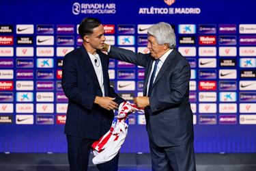 Giacomo Raspadori y Enrique Cerezo durante la presentación. 