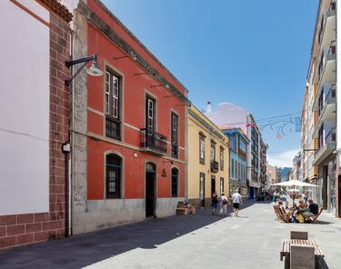 La Laguna, al norte de la isla de Tenerife, es un gran ejemplo de ciudad colonial no amurallada, concebida y construida según un plano inspirado en la navegación. Su estructura urbana se exportó a Hispanoamérica y se considera el antecedente del trazado de ciudades como Santo Domingo, La Habana o Lima. La ciudad es muestra del intercambio e influencias entre la cultura europea y la americana.