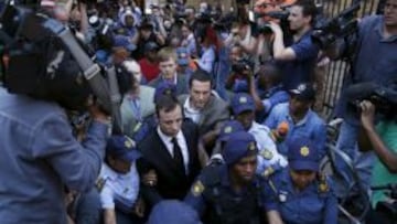 Oscar Pistorius abandona el juzgado.