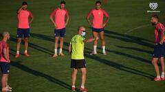 Paco J&eacute;mez, dando instrucciones a sus jugadores en una sesi&oacute;n.