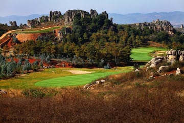 Está situado a 78 kilómetros de la ciudad china de Kunming. El club de golf está al lado del impresionante Bosque de Piedra (Stone Forest Scenic), un lugar declarado Patrimonio de la Humanidad por la UNESCO. 