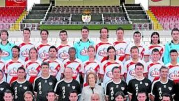 <b>FOTO OFICIAL. </b>El Rayo de la temporada 2009-10 posó ayer para la foto oficial en Vallecas. En la primera fila superior, de izquierda a derecha: Dani, Tena, Pelegrín, Salva, Cobeño, Rafa García, Rubén Reyes, Serrano, Pacheco, Juan Carlos. Debajo: Piti, Pachón, Albacar, Aganzo, Camille, Susaeta, Yuma, Ángel, Tito, Rubén Castro. En la tercera fila: Beceiro, José Luis, Nacho, Garmendia, Mel, Teresa Rivero, Carmelo, Miguel Ángel, Marcos, Ortiz. Sentados: Isi, Collantes, Carlos, Coke, Míchel, Movilla, Jofre, Jorge Sáez, Quero y Kiko.