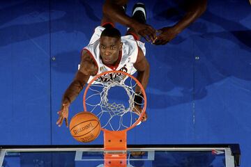 Otro traspaso icónico en esta lista. Mutombo empezó en Denver, continuó en Atlanta y, en febrero de 2001, fue traspasado a los Sixers. La lesión de Theo Ratliff, máximo taponador esa temporada, obligó a la franquicia a buscar un revulsivo alto, defensivo y con una gran capacidad reboteadora, algo que encontraron en Mutombo. Con Larry Brown en el banquillo y un referente cultural como Allen Iverson de estrella, los Sixers llegaron a las Finales (Aaron McKie, Eric Snow, Raja Bell…). Un equipo con mucha leña, muy defensivo y con un jugador franquicia descomunal que no pudo con los Lakers, muy superiores, en la lucha por el anillo, saldada con un incontestable 4-1 para los angelinos.