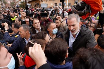  El rey Felipe habla con vecinos afectados por la riada.